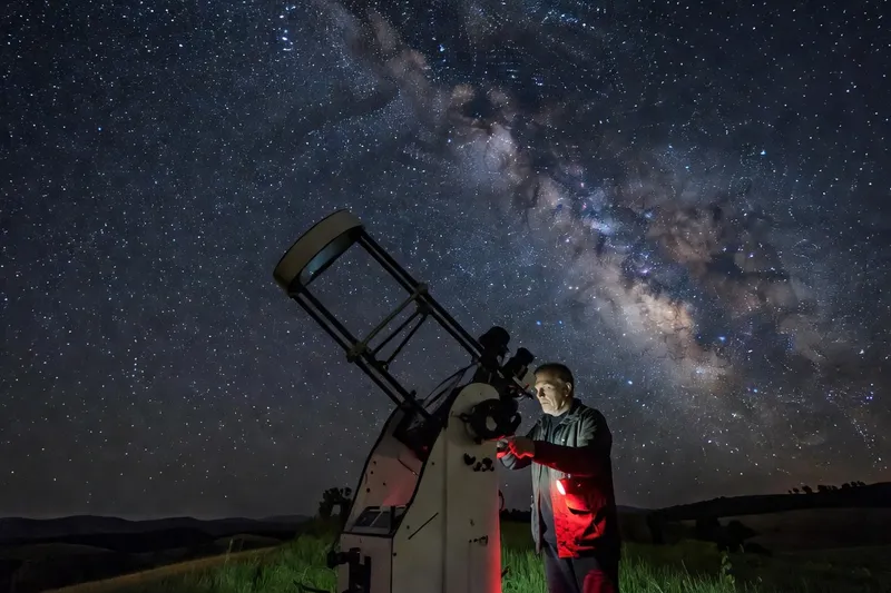 Télescope amateur pointé vers le ciel nocturne dans les Baronnies provençales, observatoire amateur