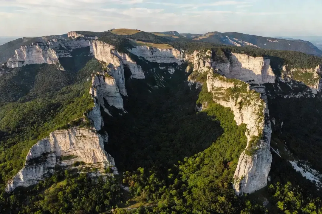 Vue aérienne du synclinal perché de la forêt de Saou, montagne en forme de vaisseau entourée de falaises calcaires