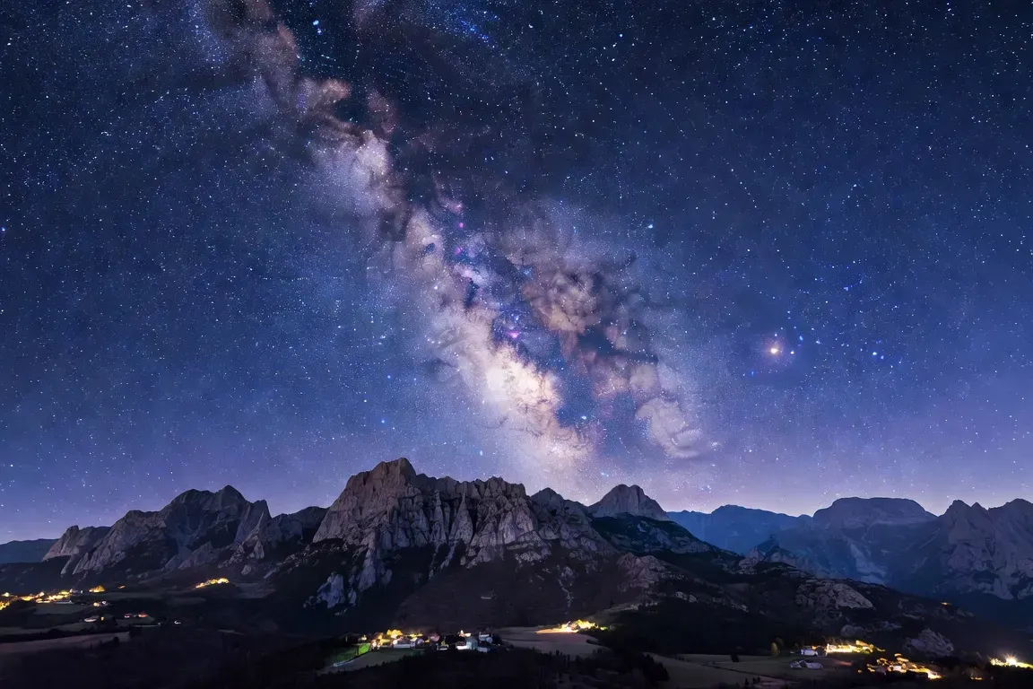 Ciel étoilé nocturne au-dessus du Vercors drômois avec Voie Lactée visible