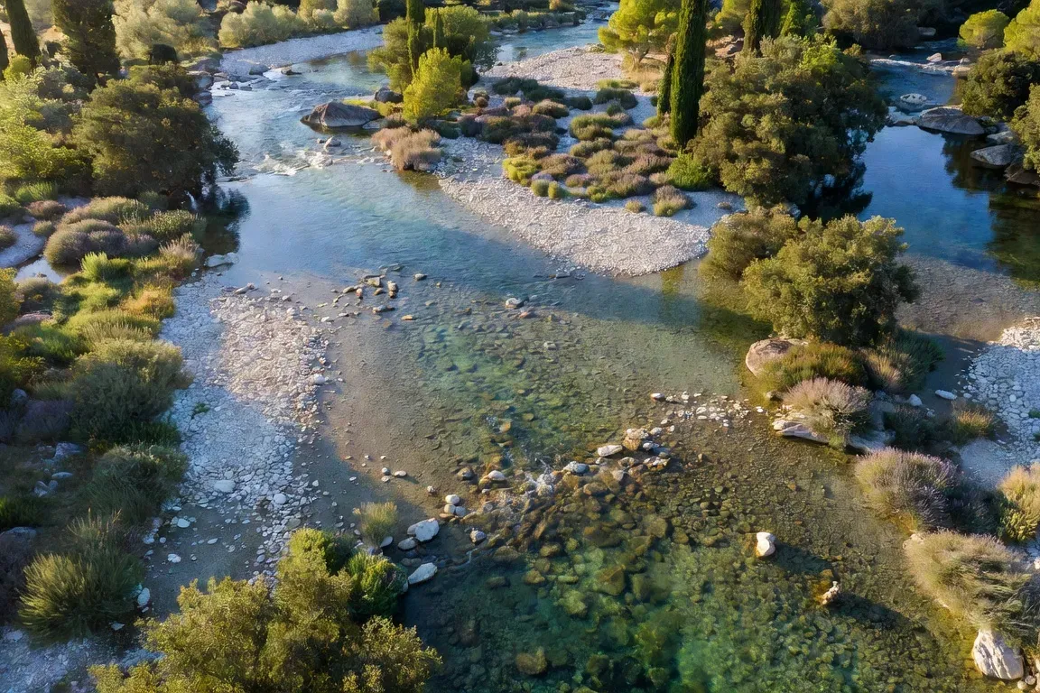 Rivière Drôme aux eaux limpides, galets calcaires et végétation méditerranéenne