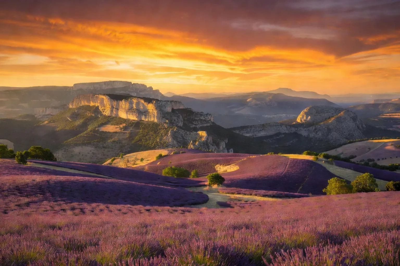 Panorama des Baronnies provençales au coucher du soleil